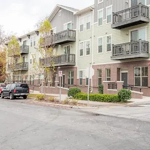Apartment Laid Back 1br W Comfy Living And Bar